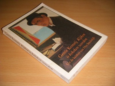 Tweedehands boek: Kijken is bekeken worden van auteur Gerrit Komrij - Paperback met flappen, lichte gebruikssporen, in goede staat. Geillustreerd.