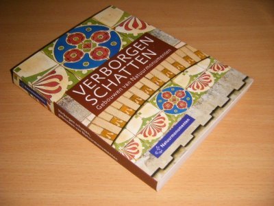 Tweedehands boek: Verborgen schatten van auteur Trijnie Stoker (eindredactie) - Paperback met flappen, in zeer goede staat. Geillustreerd.