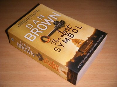 Tweedehands boek: The Lost Symbol van auteur Dan Brown - Pocket, creases in spine, in good condition.