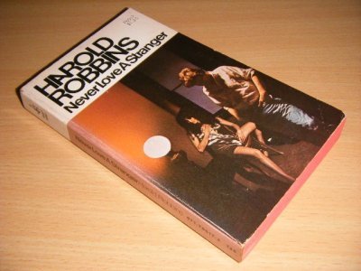 Boek met de titel: Never Love a Stranger