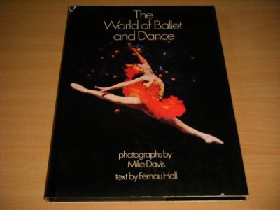 Tweedehands boek: The World of Ballet and Dance van auteur Mike Davis and Fernau Hall - Hardcover with dustjacket, slightly torn dustjacket, name on title page, in good condition. With pictures.