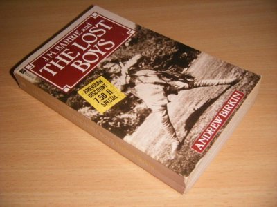 Tweedehands boek: J.M. Barrie and the Lost Boys van auteur Andrew Birkin - Pocket, discoloured spine, crease in spine, name on title page, in good condition. With pictures.