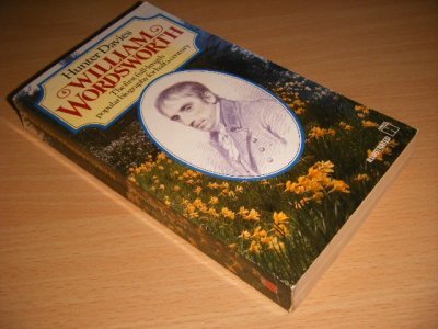 Tweedehands boek: William Wordsworth van auteur Hunter Davies - Paperback, name on title page, crease in spine, in good condition. With illustrations.