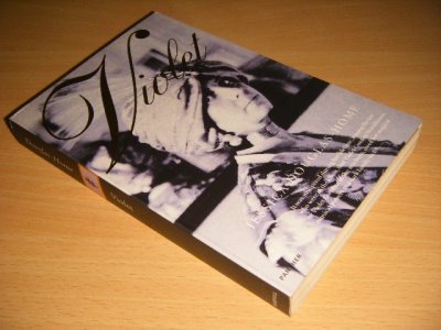 Tweedehands boek: Violet van auteur Jessica Douglas-Home - Paperback, in excellent condition. With pictures.