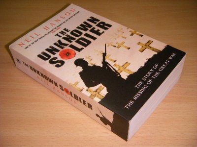 Tweedehands boek: The Unknown Soldier van auteur Hanson, Neil - Paperback, in excellent condition. With pictures.