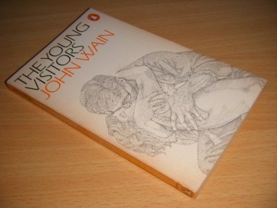 Tweedehands boek: The Young Visitors van auteur John Wain - Pocket, discoloured spine, traces of use, name on title page, in reasonable condition.