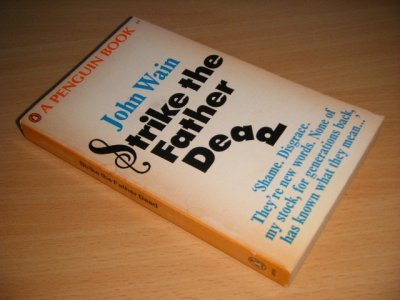 Tweedehands boek: Strike the Feather Dead van auteur John Wain - Pocket, discoloured spine, name on title page, in reasonable condition.