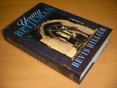Tweedehands boek: Young Betjeman van auteur Bevis Hillier - Hardcover with dustjacket, name on title page, in good condition. With pictures.