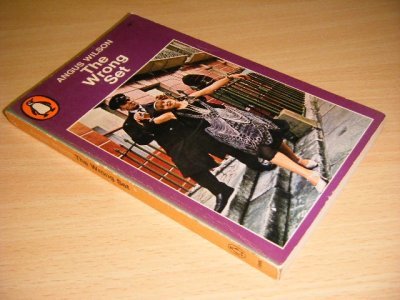 Tweedehands boek: The Wrong Set van auteur Angus Wilson - Pocket, slightly discoloured spine, name on title page, in good condition.