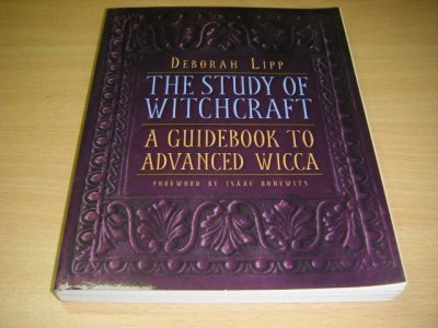 Tweedehands boek: The Study of Witchcraft van auteur Deborah Lipp - Paperback, in excellent condition.
