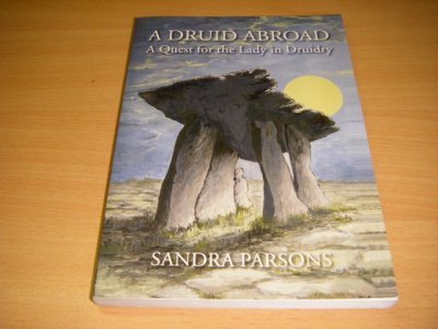 Tweedehands boek: A Druid Abroad. van auteur Sandra Parsons - Paperback, as new. 