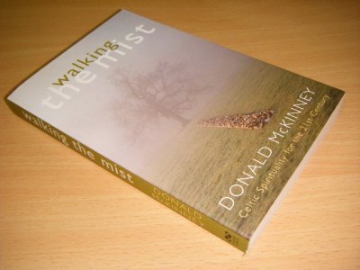 Boek met de titel: Walking the Mist