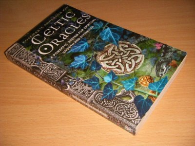 Tweedehands boek: Celtic Oracles van auteur Rosemarie Anderson - Paperback, fold in back cover, in good condition. With pictures.
