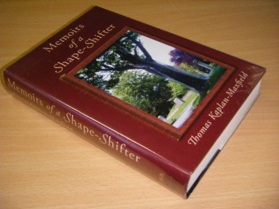 Tweedehands boek: Memoirs of a Shape-Shifter van auteur Thomas Kaplan-Maxfield - Hardcover with dustjacket, in excellent condition.