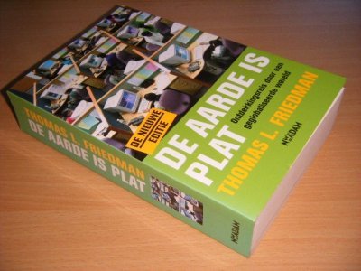 Tweedehands boek: De aarde is plat van auteur Thomas L. Friedman - Paperback, licht verkleurde rug, in goede staat.