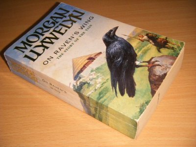 Tweedehands boek: On Raven's Wing van auteur Morgan Llywelyn - Pocket, creases in spine, traces of use, in reasonable condition.