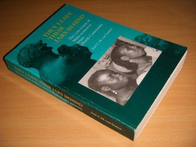 Boek met de titel: They Leave Their Jars Behind