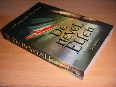 Tweedehands boek: De nevelelfen van auteur Monika Felten - Paperback met flappen, met leesvouwen, in goede staat.