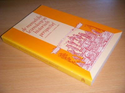 Tweedehands boek: De menselijke levensloop in historisch perspectief van auteur H.F.M. Peeters, F.J. Monks (red.) - Paperback, verkleurde rug, in goede staat.