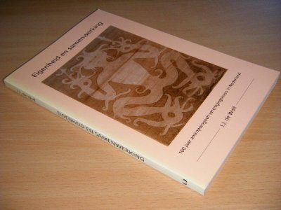 Tweedehands boek: Eigenheid en samenwerking van auteur J.J. de Wolf - Paperback, verkleurde rug, aantekening op titelblad, in goede staat. 