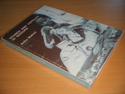 Tweedehands boek: Women and Fertility in Madura van auteur Anke Niehof - Paperback, traces of use, in good condition. With pictures.