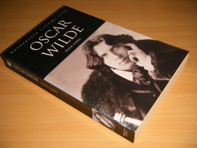 Tweedehands boek: Oscar Wilde van auteur Frank Harris - Paperback, crease in spine, in good condition.
