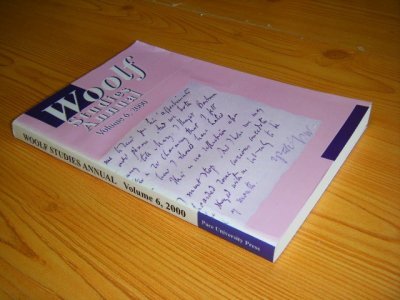 Tweedehands boek: Woolf Studies Annual - Volume 6, 2000 van auteur Mark Hussey (red.) - Paperback in goede gebruikte staat. Rug verkleurd. Vouwtjes in cover. Binnenwerk vrij van markeringen en aantekeningen. Engelstalig. [Trefwoord: Bloomsbury Group]