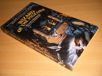 Tweedehands boek: Wizard of the Pigeons van auteur Megan Lindholm - Pocket, traces of use, in good condition.