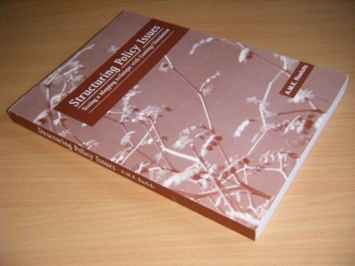 Boek met de titel: Structuring Policy Issues